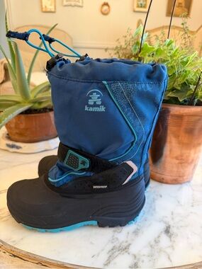 Kamik Kids Girls size 4 Navy and Teal Insulated Snow Boots